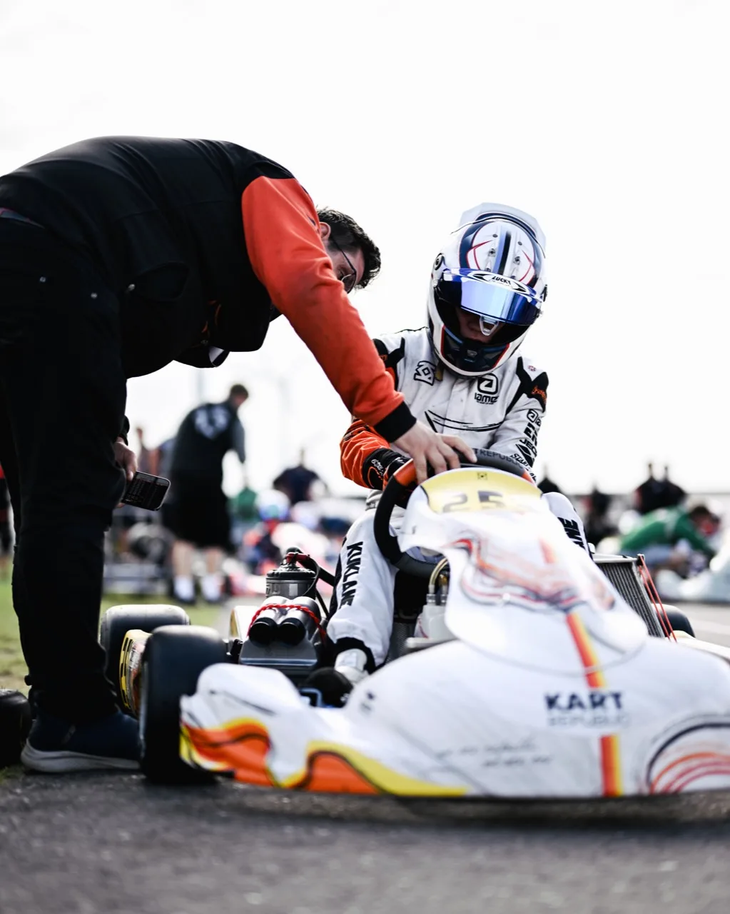 Final preparation with the driver before a session