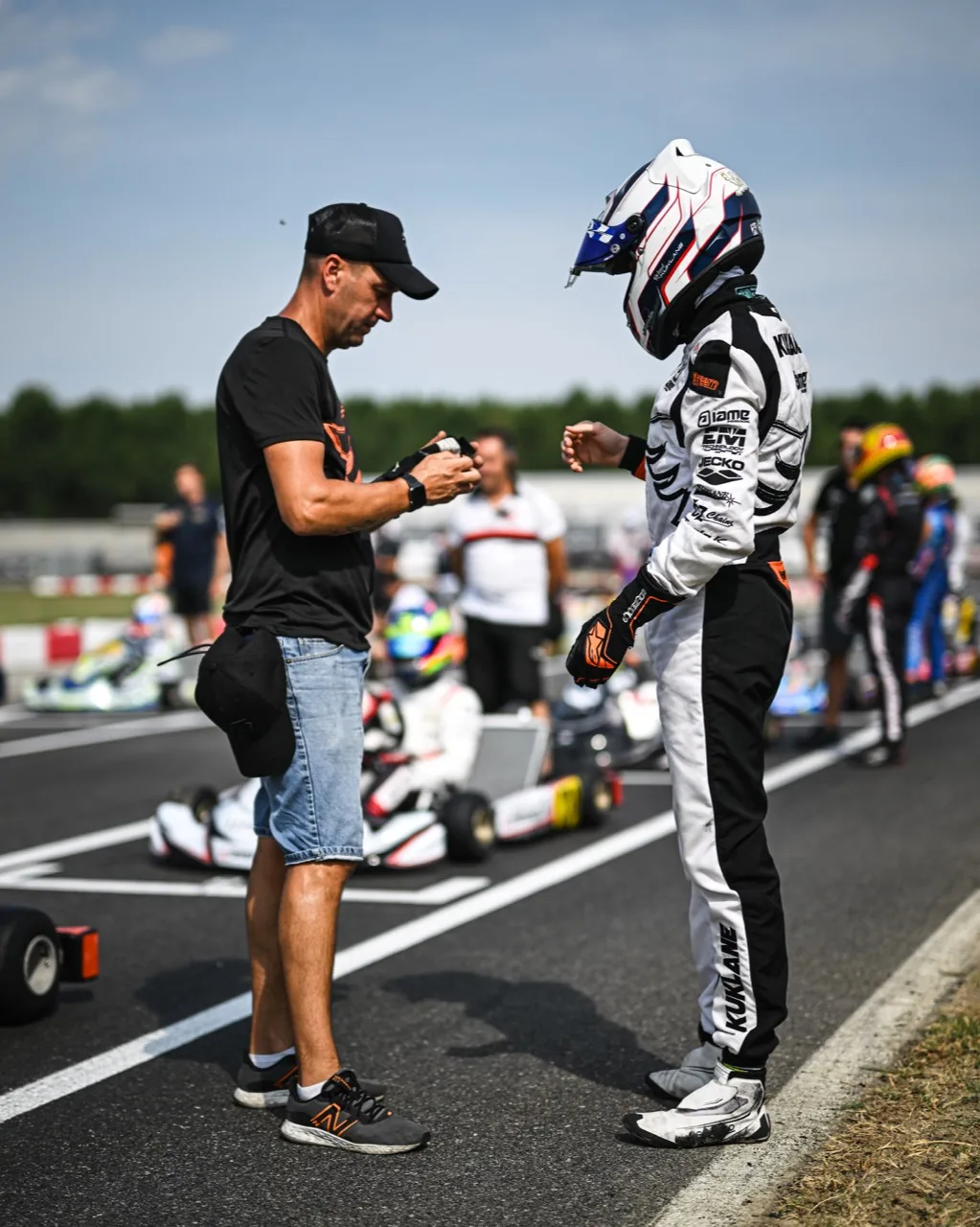 Driver briefing on the starting grid